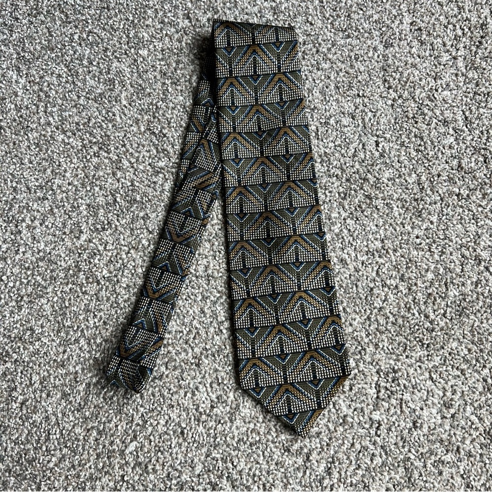Jhane Barnes Geometric Olive/Blue‎ 100% Silk Tie, 57”